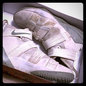 Nike Lebron Soldier Xi SFG